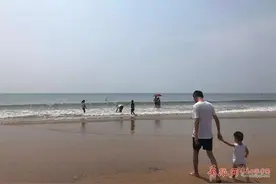 海水浴场游泳区每100米海岸线配1名水上专业救生员图片