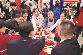 援鄂川妹子胡汐被选为“潜江小龙虾代言人”，天使归来：吃小龙虾找小帅哥图片
