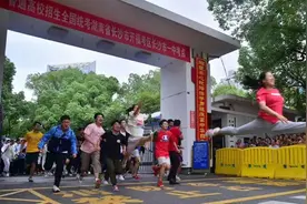 高考结束，第一个冲出考场“开心到劈叉”的湖南考生刷爆朋友圈，她曾获世界级健美操亚军图片