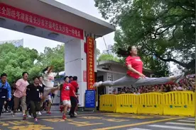 高考结束，第一个冲出考场“开心到劈叉”的湖南考生刷爆朋友圈，她曾获世界级健美操亚军图片