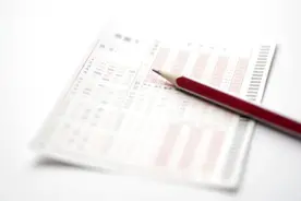 高考生撕毁2人答题卡，官方回应了图片