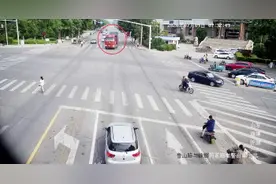 惊！早高峰大货车城区逆向行驶图片