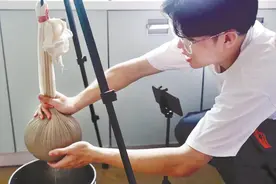 交作业啦！老师收到两瓶啤酒图片