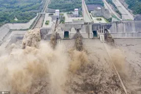 小浪底排沙 再现“黄河之水天上来”美景图片