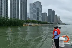 汛期水情复杂，湘江内仍有野泳者，长沙水警喊话图片