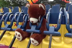 泰国一家主题乐园给游乐设施上放置泰迪熊把游客隔开图片