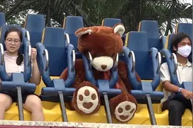 泰国一家主题乐园给游乐设施上放置泰迪熊把游客隔开图片