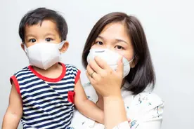 孩子感冒发烧怎么办？专家：先别急着往医院跑图片