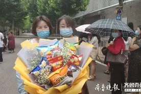 惊喜！高考最后一天，爱吃零食的她收到了姑姑的一大捧“零食花”图片