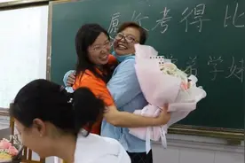 家长给任课老师送花：他们为孩子付出很多