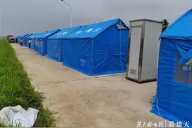 蔡甸城管安装32座移动公厕，方便防汛人员和转移群众“方便”图片