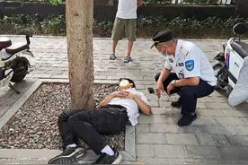 高考结束后与同学喝酒庆贺 醉倒街头睡到天亮还不醒图片