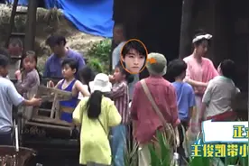 杨紫现身《我和我的家乡》片场 王俊凯背红军包图片