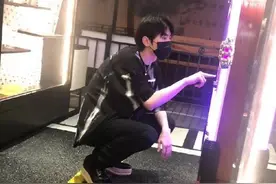 网友偶遇蔡徐坤 戴口罩全套酷黑装扮大长腿显眼图片