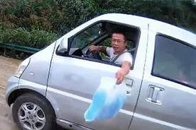 抢修现场过路司机给赤脚民警递雨鞋，网友：你守护我，我帮助你图片