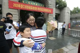2020高考结束 考场外的弟弟妹妹妈妈们亮了图片