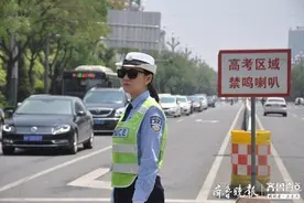 一面禁鸣牌的见证！聊城基层女交警连续7年护航高考图片