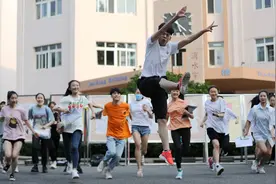 一字马、后空翻……高考考完，青岛考生开心到飞起图片