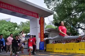 “开心到劈叉”的高考生学健美操十年：曾获世界亚军视频封面
