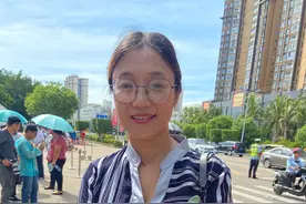 海南高考结束家长为考生献花 85岁奶奶专门来接孙女图片