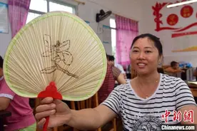 四川内江：非遗烙画技艺与传统蒲扇联姻，老蒲扇焕新颜畅销海内外图片