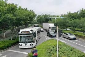 上海首辆无人驾驶公交车进行开放道路测试图片