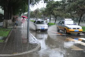 下雨天被车溅一身泥水咋办？哈尔滨交警：这个可以罚图片
