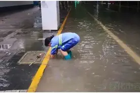 清淤泥、排积水，环卫作业人员凌晨2点出发，保障大家在梅雨天气的出行图片