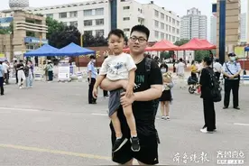 这小朋友赞！泰安一男孩穿着“清华”T恤 考点门口接哥哥回家图片