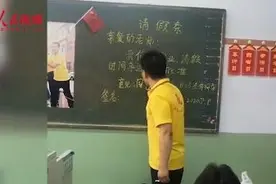 高三老师签永久假条学生喊不同意，老师：咱们永远是一家人图片