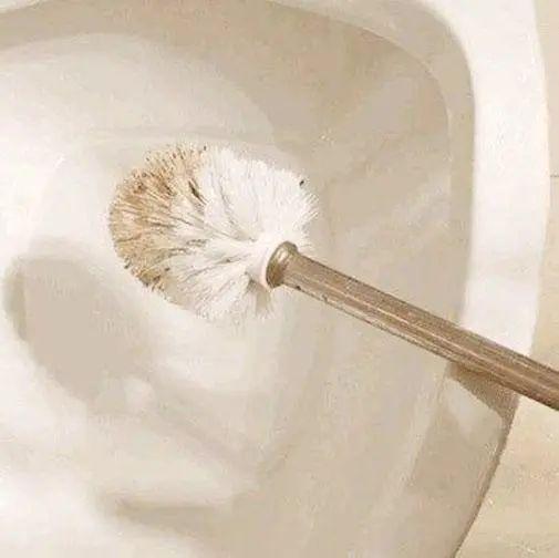 花露水倒入白醋中，一次性搞定多个居家难题