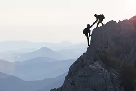 快评 | 徒手爬六楼救起被困儿童却因恐高不敢下来，普通人的勇气与胆怯真实而珍贵图片
