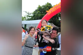 这届家长太会“玩”了！直击高考结束后考场外的精彩瞬间图片