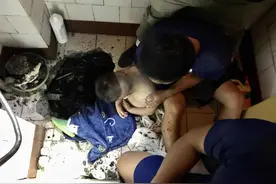 3岁男孩脚卡进便池，消防员5小时凿穿便池口实施救援图片