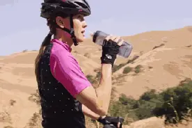 开着车不方便喝水？用这招，准没错图片