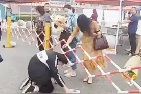 山东高考生考场外“跪谢”班主任：表达感激，没有更好的方式图片