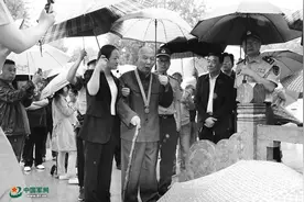92岁老兵祭扫75年前牺牲的战友：每走一个台阶，就想一遍战友图片