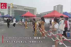 山东考生出考场跪谢班主任：没有更好的表达方式图片