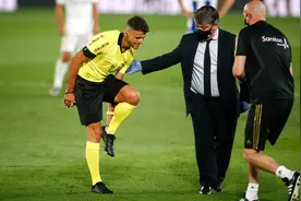 主裁被撞伤中途退赛，皇马队医为其治疗引争议图片