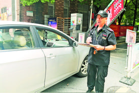 七旬保安，热心助人很快乐图片