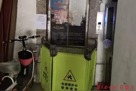 老旧小区电梯坏了，社区牵头修理居民自发看护图片