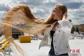 现实版长发公主 乌克兰女子蓄发超两米图片