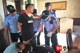 儿子发病手持棍棒在家里乱砸乱打，老两口吓得报警，特警上门控制他后送医图片