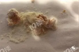 13个月大的宝宝吃的奶粉里出现红色结块，杭州宝妈被告知只是受潮，想赔偿要自己……图片