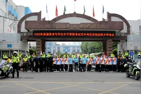 以“骑士”之名守护考生！济南骑兵连车队助力高考为公益骑行图片