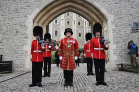 英国伦敦塔重新对公众开放，卫兵头戴熊皮帽举行隆重的重开仪式图片