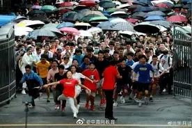 扎心了！走出考场，她哭着说出自己的假期规划图片