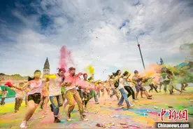 湖南万名高考生“彩虹跑”庆祝毕业图片