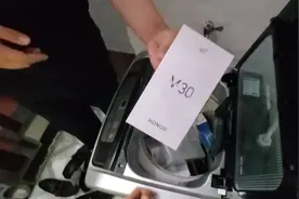 保险柜密码太简单！两女孩猜对密码 连夜偷走53部手机图片