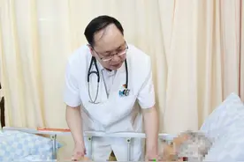 高难度！七旬老人患上肝癌，医生开展手术出血仅50毫升图片